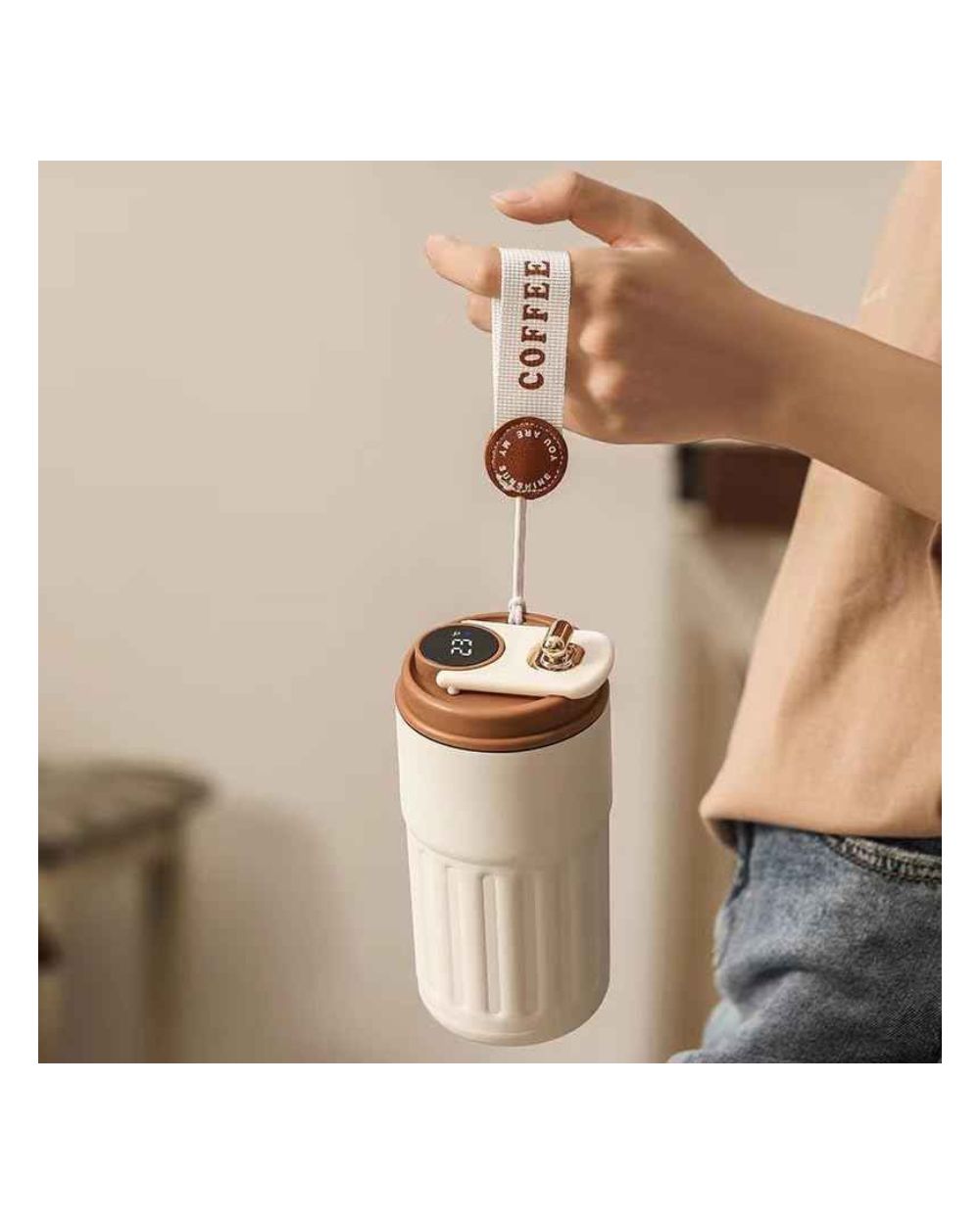 ThermoLux™ – La Tasse Intelligente Élégante & Isotherme